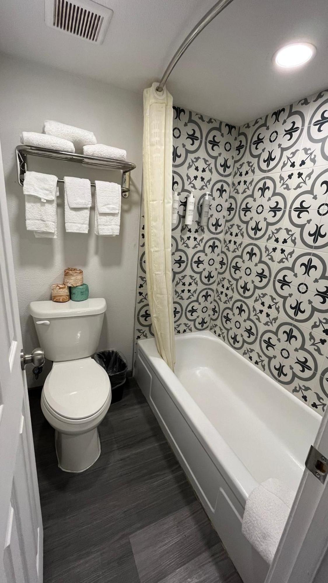 Town Place Apartment *